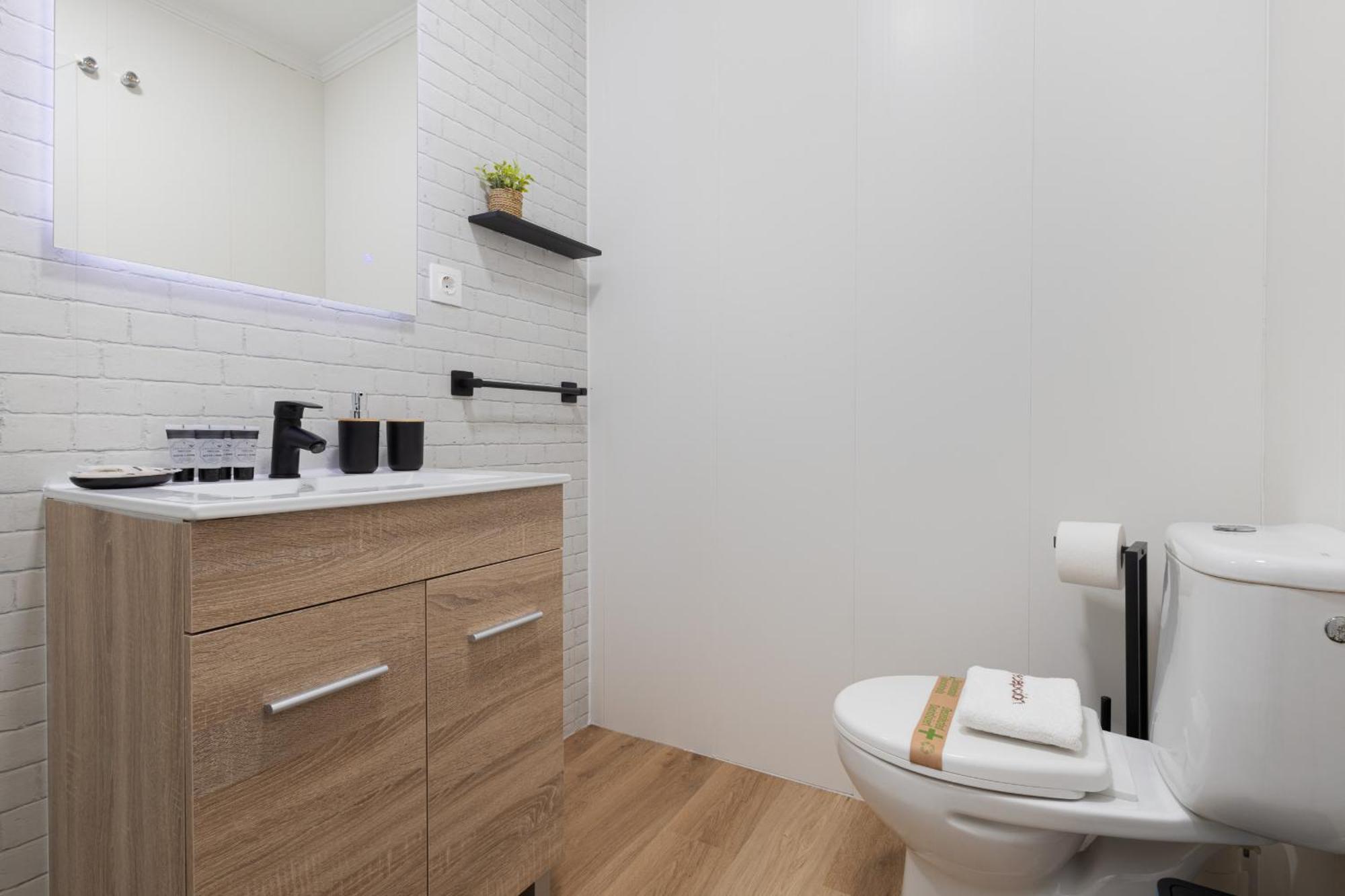 C21 Trendy 2 Bdr & Parking Downtown Apartment Малага Екстериор снимка