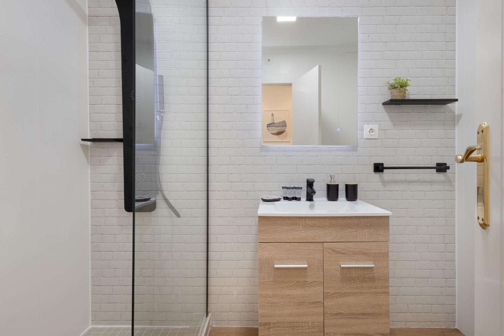 C21 Trendy 2 Bdr & Parking Downtown Apartment Малага Екстериор снимка