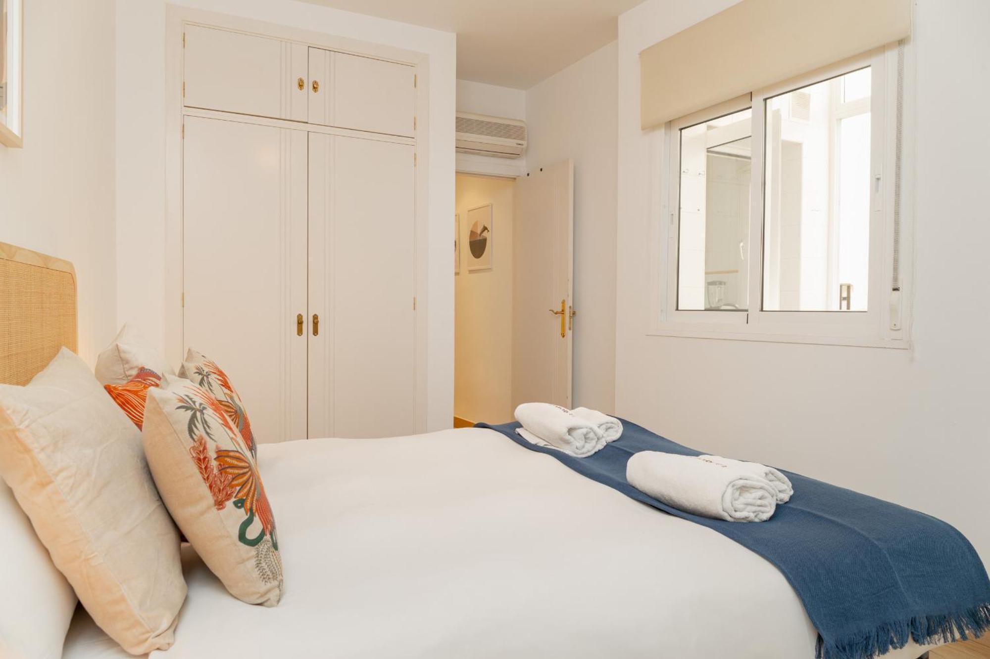 C21 Trendy 2 Bdr & Parking Downtown Apartment Малага Екстериор снимка